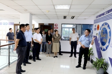 2020年7月29日，時任浙江省政協常委、社法委副主任、省總工會副主席、一級巡視員董建偉蒞臨景興紙業調研新時代工匠培育工作
